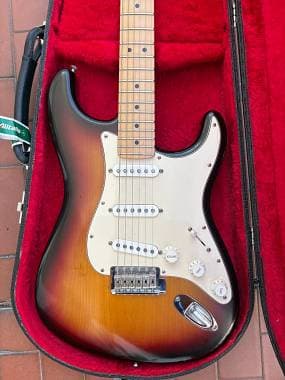 Fender Highway One Stratocaster USA (2007) - 3 Tone Sunburst / Acero + Hardcase