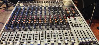 Behringer 24r2qx