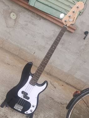 Squier by Fender Precision Bass