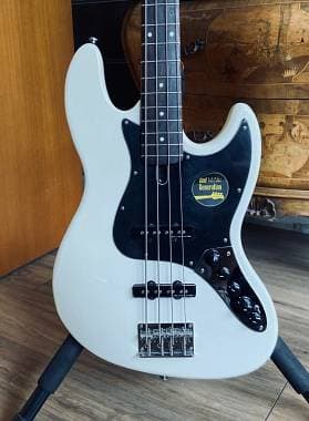 Sire Marcus Miller V3 2nd Gen Artic White + Rockbag