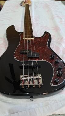 SIRE MARCUS MILLER P7 fretless