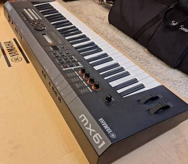 Yamaha Tyros 5 61 Keyboard With TRS-MS05 Speaker System