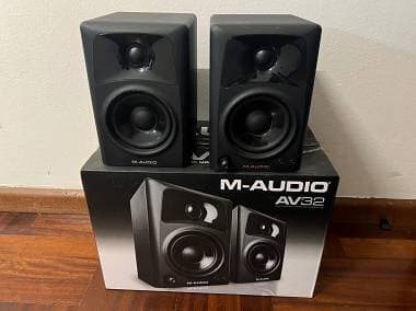 Monitor studio M-Audio AV-32