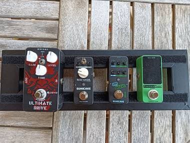 Overdrive + distorsore + accordatore + delay reverb