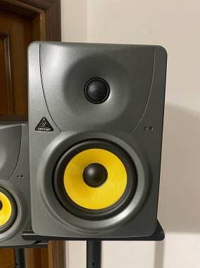Coppia Monitor Studio Behringer Truth B1030A + Stativi a Base Triangolare