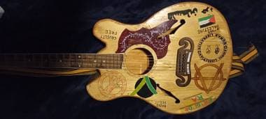 Chitarra semiacustica elettrificata