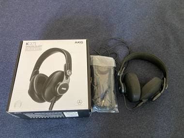 AKG K371