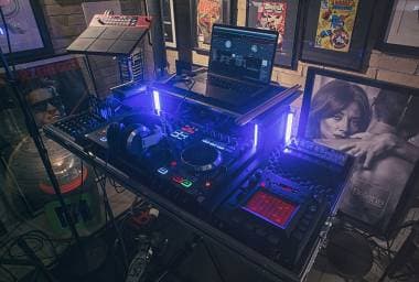 DJ console con effetti, cablaggi e flight case