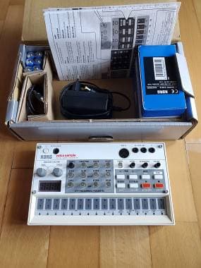Korg Volca Sample + Alimentatore + Accessori + Scatola Sampler Drum Machine