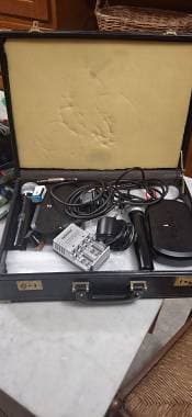 2 radiomicrofoni shure con 2 centraline e caligett rigida con pile e caricatore
