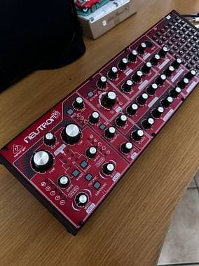 Behringer Neutron Synth Semimodulare