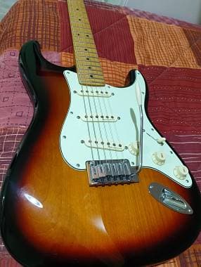 Fender Stratocaster player plus 75° anniversario