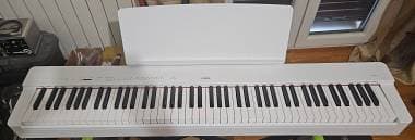 Yamaha P-225 con cavalletto e borsa