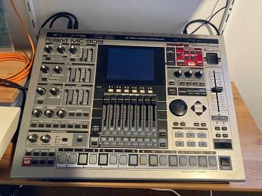 Roland MC-909