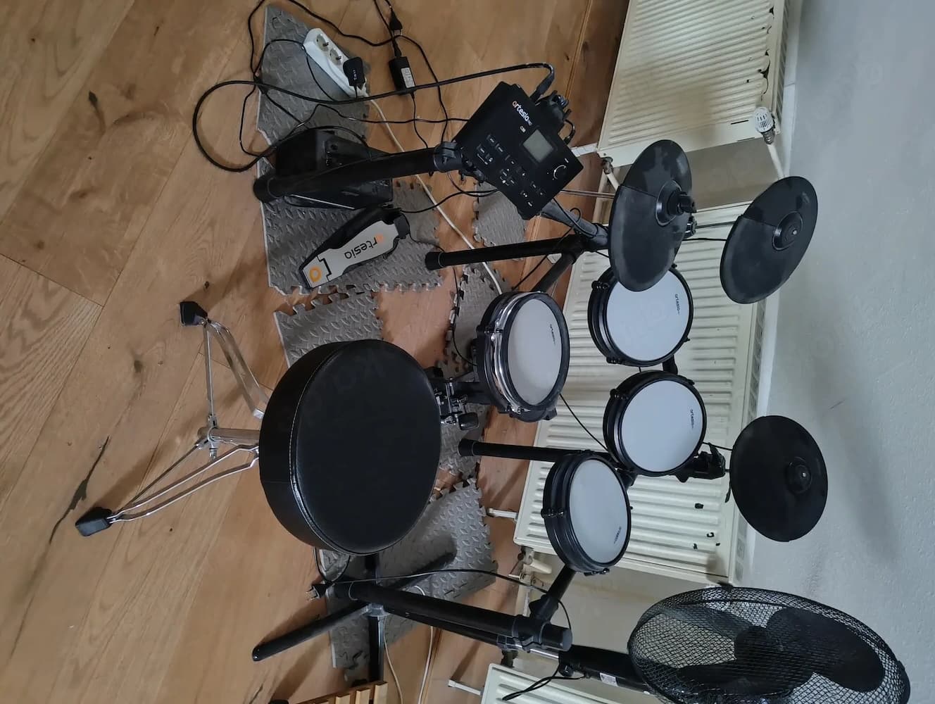 Artesia Pro A30 E-Drum Kit + Profi-Hocker Tama 1st Chair Top Zustand!