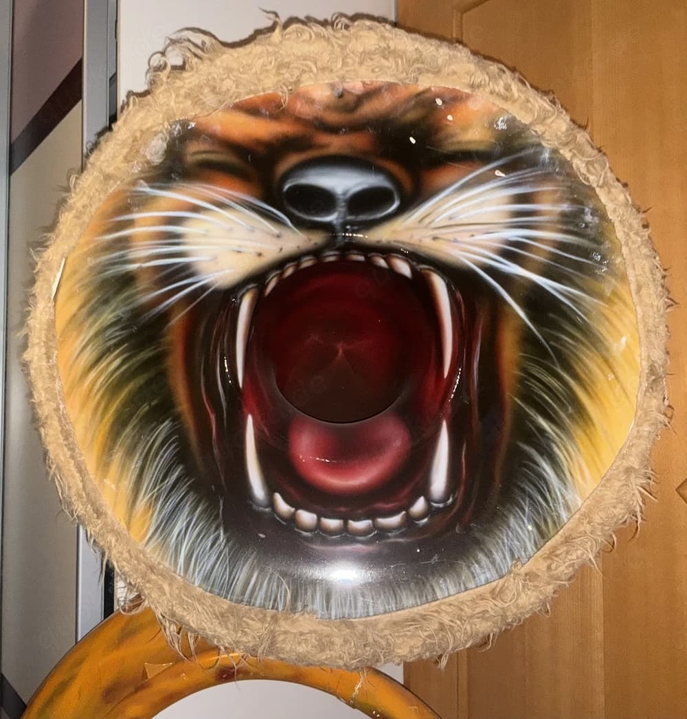 Conn-Sousaphone mit dekorativem Löwen-Bellcover