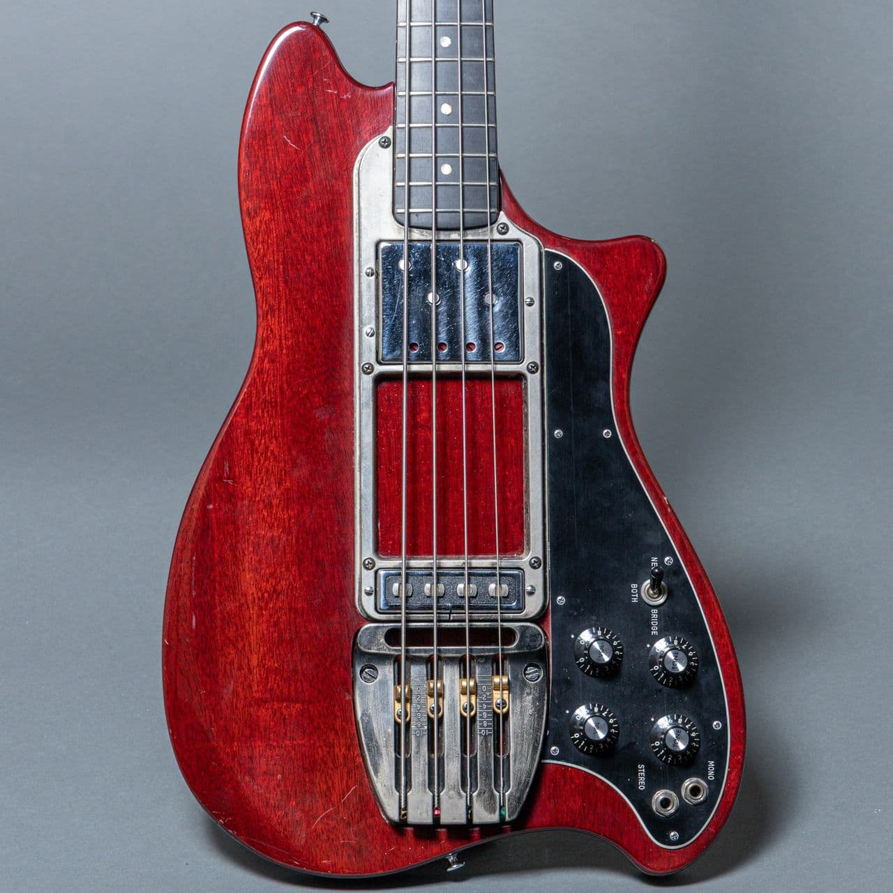 Ovation Magnum 1977, Wine Red