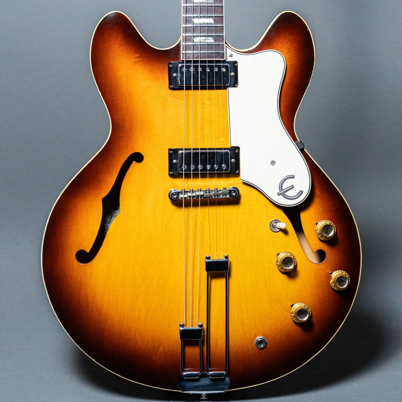 Epiphone E360TD Riviera 1967, Sunburst