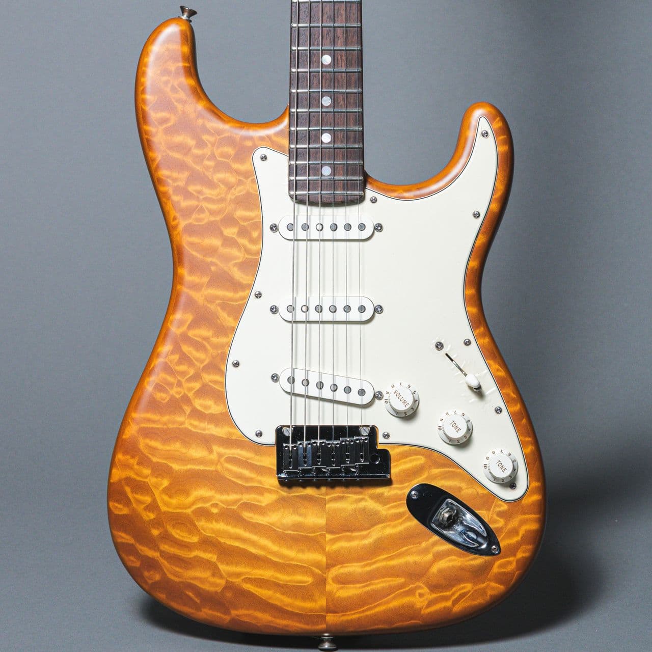 Fender Custom Shop Deluxe Stratocaster 2013, Faded Honey Quilt, NOS