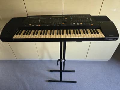 ROLAND E86 INTELLIGENT SYNTHESIZER KEYBOARD + STÄNDER + NOTEN