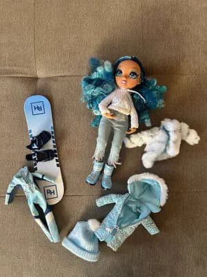 Rainbow High Winter Break - Skyler Bradshaw (blau) Puppe