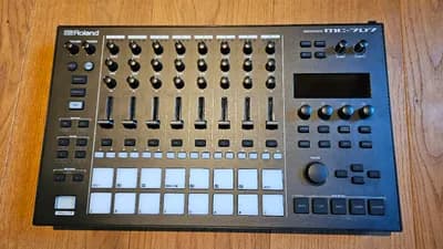 Roland MC-707 Groovebox