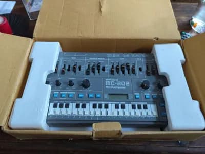 Roland MC 202