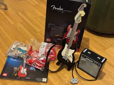 LEGO Ideas 21329 Fender Stratocaster - 1× aufgebaut, nur Vitrine - 100 % vollständig inkl. OVP, Anleitung & 2 ungeöffneten Beuteln (rote Variante)