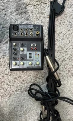 Behringer XENYX 502 Mischpult mit Mikrofon & Mikrofonarm - Audio-Set