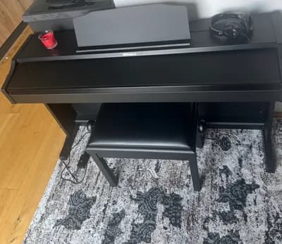 Roland RP102 Digitalpiano mit Klavierbank & unbenutzten Stage Kopfhörern