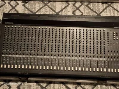 MACKIE SR 32.4 32x4x2 4-Bus Mixing Console inkl. Rack