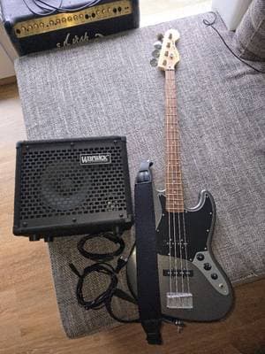 Squier by Fender Affinity Jazzbass Set