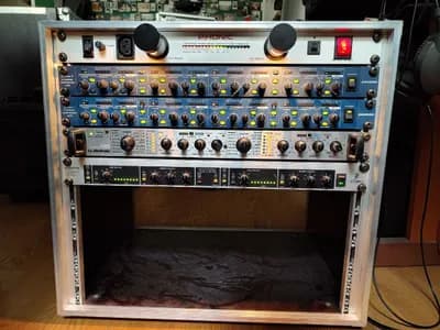 Studio Outboard Rack mit 4 Rackeinheiten und Stromverteiler