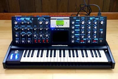 Moog Minimoog Voyager Electric Blue Edition