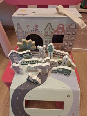 Little Dutch Play Box Town Spielbox für unterwegs Reisespielhaus