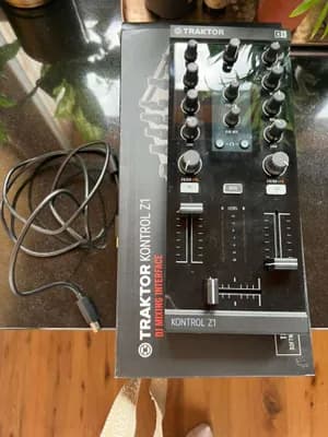 Native Instruments Kontrol Z1 DJ Controller