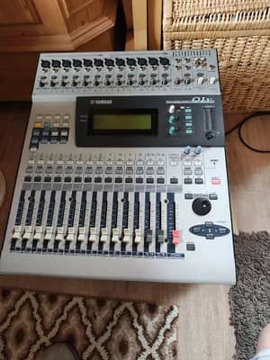 Yamaha 01V Digital Mischpult mit MY8-TD Karte Band Mixer Mischer