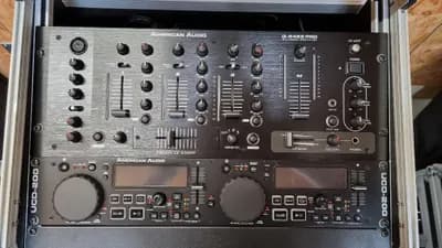 DJ-Rack mit American Audio Q-2422 PRO und UCD-200 spielfertig