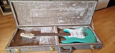 Fender Squier E-Gitarre inklusive Gitarrenkoffer und Verstärker