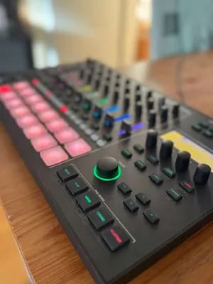 Roland MC-707 Groovebox