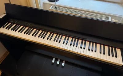 Roland F-140R Digital Piano