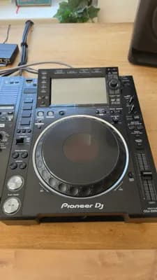 Pioneer CDJ2000 NXS 2 + Originales Pioneer flightcase