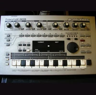 Roland MC - 303 (Groovebox)