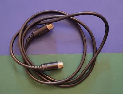 Klassisches 5-poliges MIDI-Kabel (mit 5-poligen DIN-Steckern), das zur Übertragung von Steuerungs- und Audiodaten
