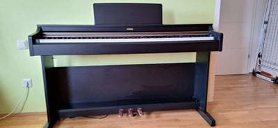 Yamaha Elektro Piano mit Klavierbank
