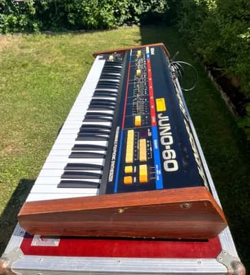 Roland Juno-60 Vintage Analog Synthesizer inkl. Flightcase