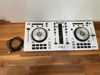 Numark Mixtrack 3 White - DJ Controller mit USB-Kabel