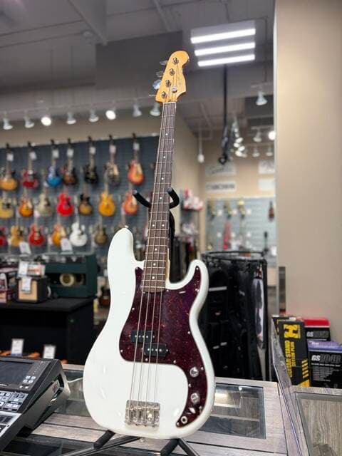 Squier Classic Vibe '60s Precision Bass, Laurel Fingerboard - Olympic White