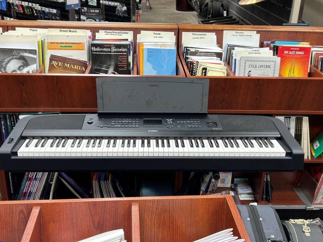 Yamaha - DGX670 B