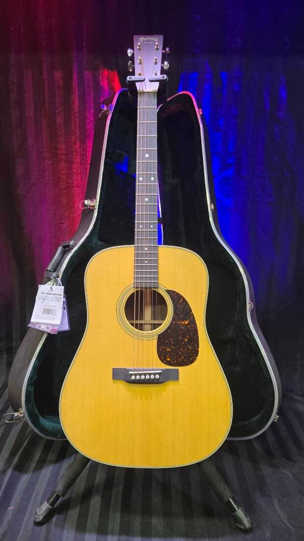 Martin Guitars - D-28 2017